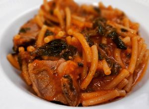 Una foto de Fideos a la cazuela con costillas y espinacas