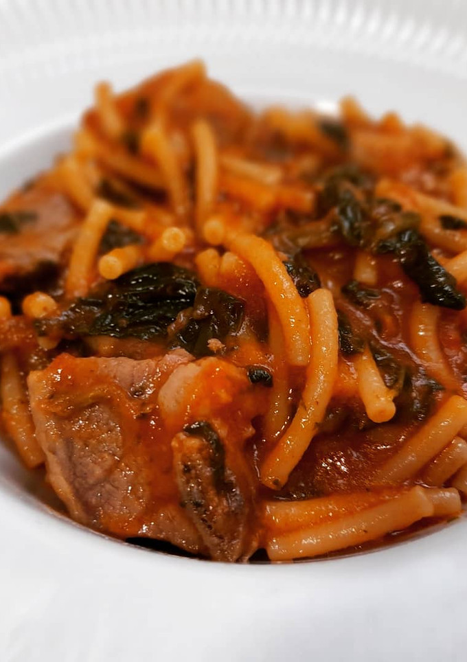 Una foto de Fideos a la cazuela con costillas y espinacas
