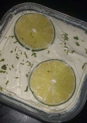Hình của món Cùng làm Key Lime Pie không nướng tại nhà (sữa đặc và chanh xanh).