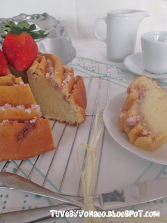 Una foto de Bundt de fresas, queso mascarpone y chocolate blanco