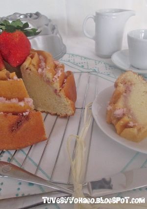 Foto principal de Bundt de fresas, queso mascarpone y chocolate blanco