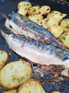 Una foto de Caballa con patatas al horno ☺️🐟