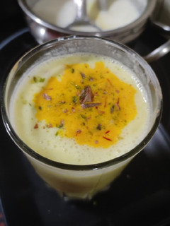 केसर पिस्ता लस्सी रेसिपी मुख्य फोटो