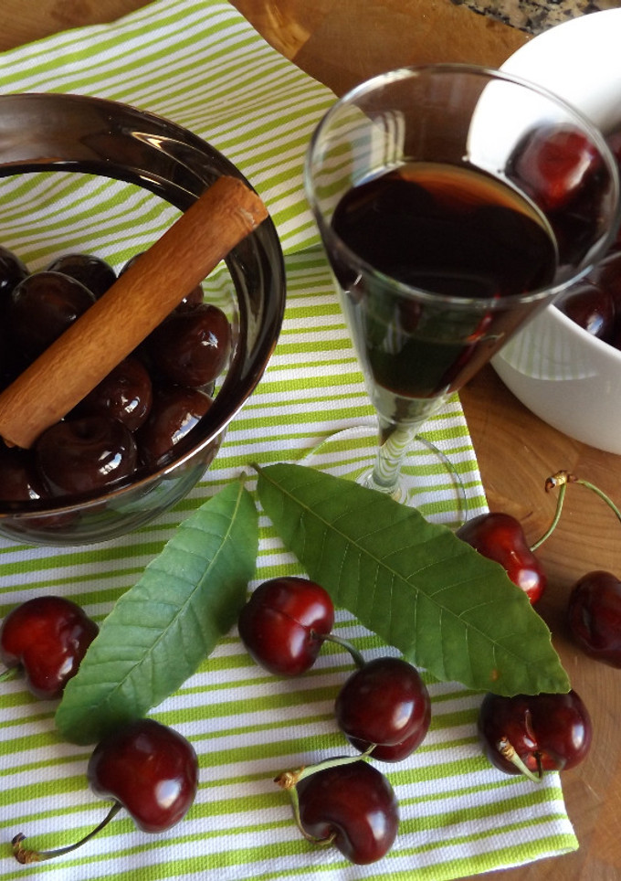 Una foto de Licor de cerezas a la canela con sirope de agave