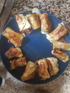 Foto principal de Rollitos de berenjena con jamón serrano y queso mozzarella