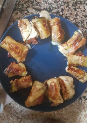 Una foto de Rollitos de berenjena con jamón serrano y queso mozzarella