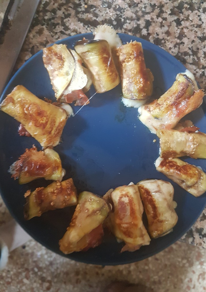 Una foto de Rollitos de berenjena con jamón serrano y queso mozzarella