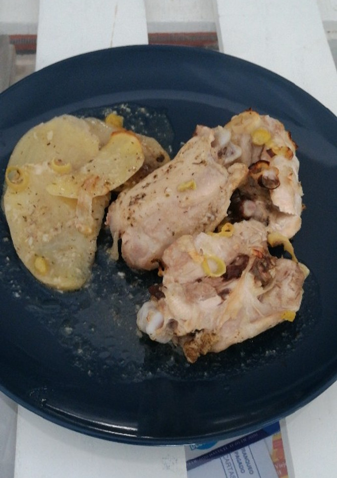 Una foto de Contramuslos de pollo con majao canario