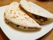 Una foto de quesadillas de queso pollo