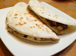 Una foto de Quesadillas de pollo y champiñones