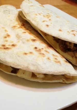 Una foto de Quesadillas de pollo y champiñones