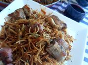 Una foto de fideos con salchichas