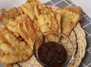 Foto resep Pisang goreng + sambal roa = yummy