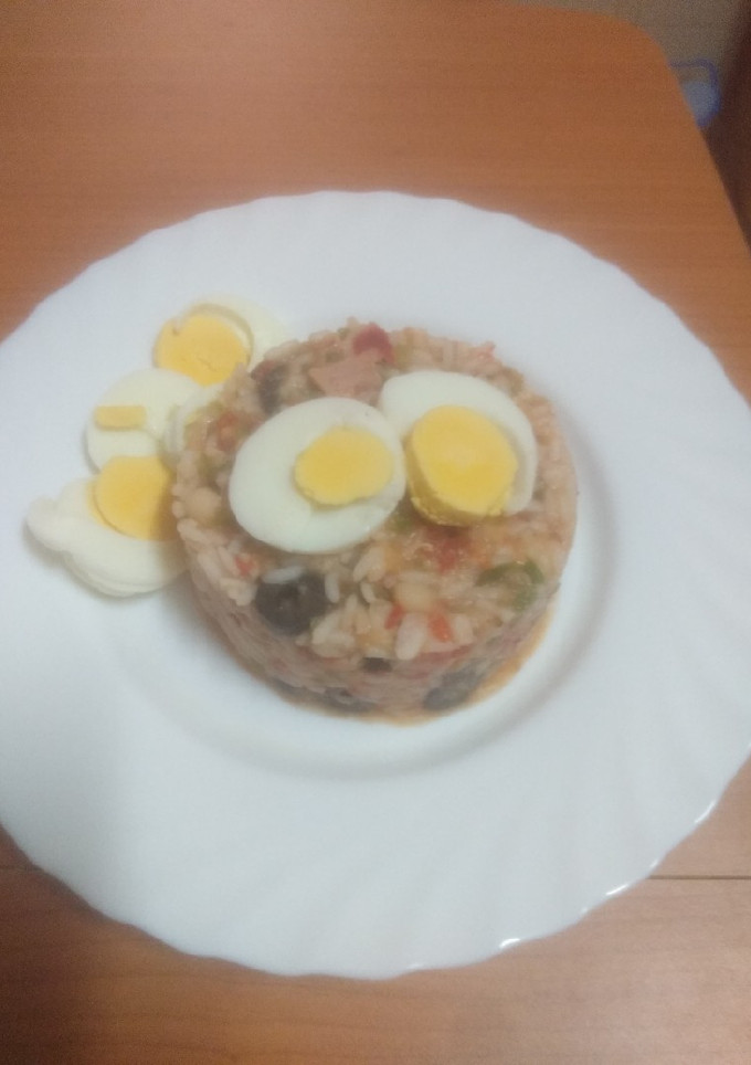 Una foto de Mosaico de ensalada tipo niçoise de arroz y judías