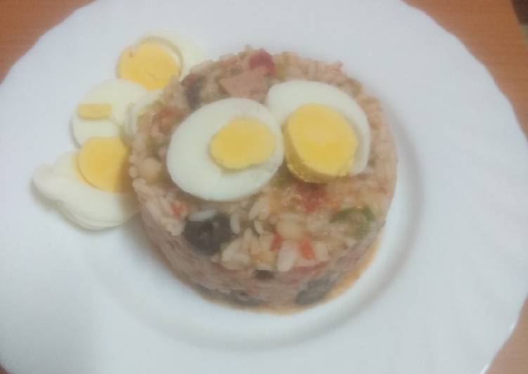 Mosaico de ensalada tipo niçoise de arroz y judías