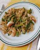 Pasta con espárragos, camarones y chícharos en una sola olla
