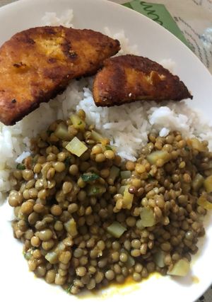 Una foto de Lentejitas con arroz y hamburguesas de pollo