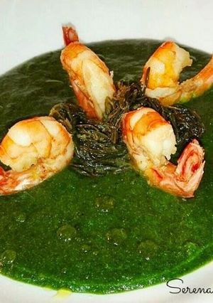 Foto di Vellutata di cavolo nero, agretti e gamberi