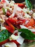 Ensalada de tomate y atún