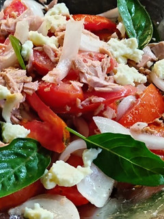 Una foto de Ensalada de tomate y atún