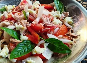 Una foto de Ensalada de tomate y atún