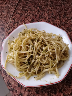 Una foto de Tallarines con salsa de pistacho y perejil