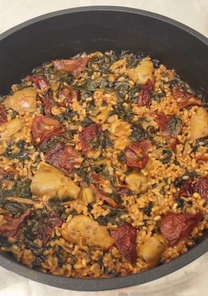 Una foto de Arroz integral, alcachofas, espinacas y tomate seco