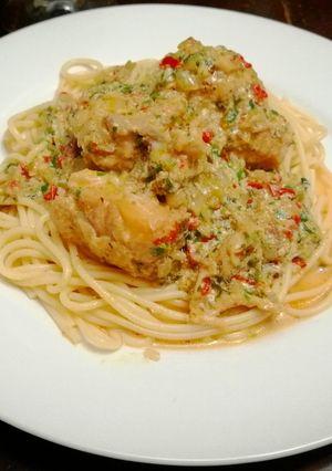 Una foto de Espaguetis en Salsa Blanca de Pollo  y Vegetales Fritos
