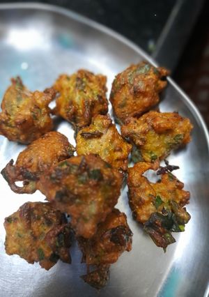 મેથી અને ડુંગળી ના મિક્ષ ગોટા(Methi Ane Dungali Na Mix Gota Recipe In Gujarati) રેસીપી મુખ્ય ફોટો