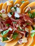 Jambon de Parme, melon, figues, copeaux de parmesan