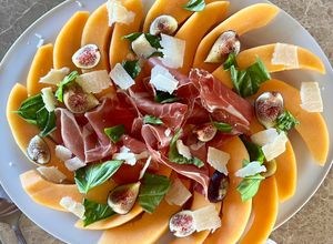 Une photo de Jambon de Parme, melon, figues, copeaux de parmesan