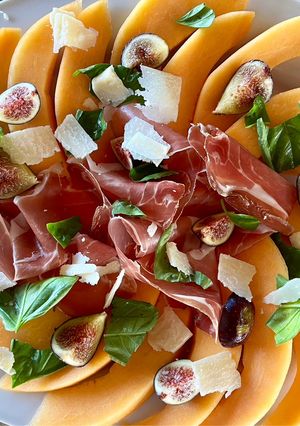 Une photo de Jambon de Parme, melon, figues, copeaux de parmesan