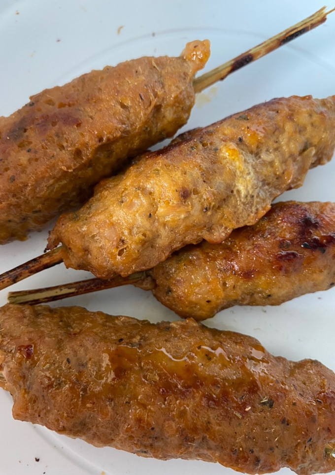Souvlaki fűszeres húsrudacskák nyárson recept fotója