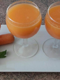 Una foto de Zumo de zanahoria y naranja refrescante para el verano