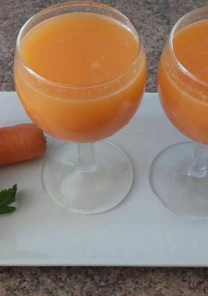 Foto principal de Zumo de zanahoria y naranja refrescante para el verano