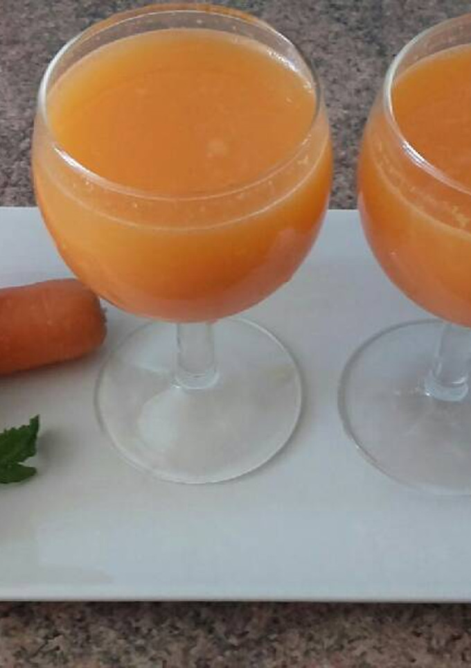 Una foto de Zumo de zanahoria y naranja refrescante para el verano