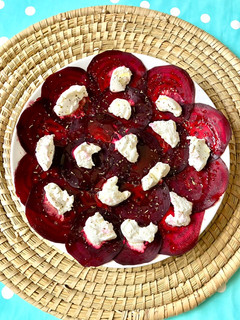 Una foto de Carpaccio de remolacha ricotta y chía, entrante de fiesta!