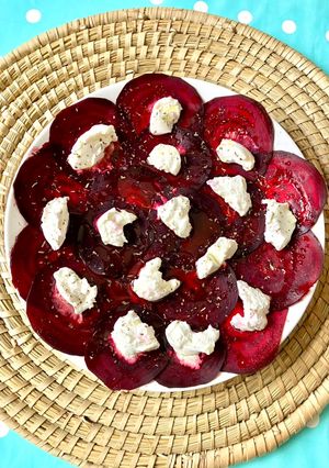 Una foto de Carpaccio de remolacha ricotta y chía, entrante de fiesta!
