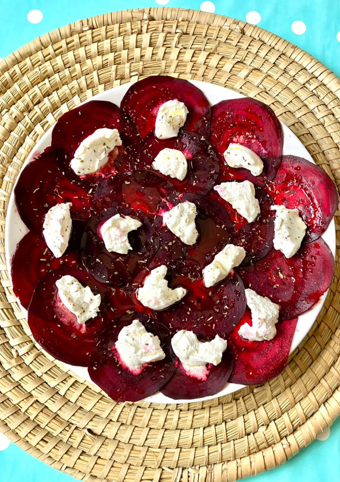 Una foto de Carpaccio de remolacha ricotta y chía, entrante de fiesta!