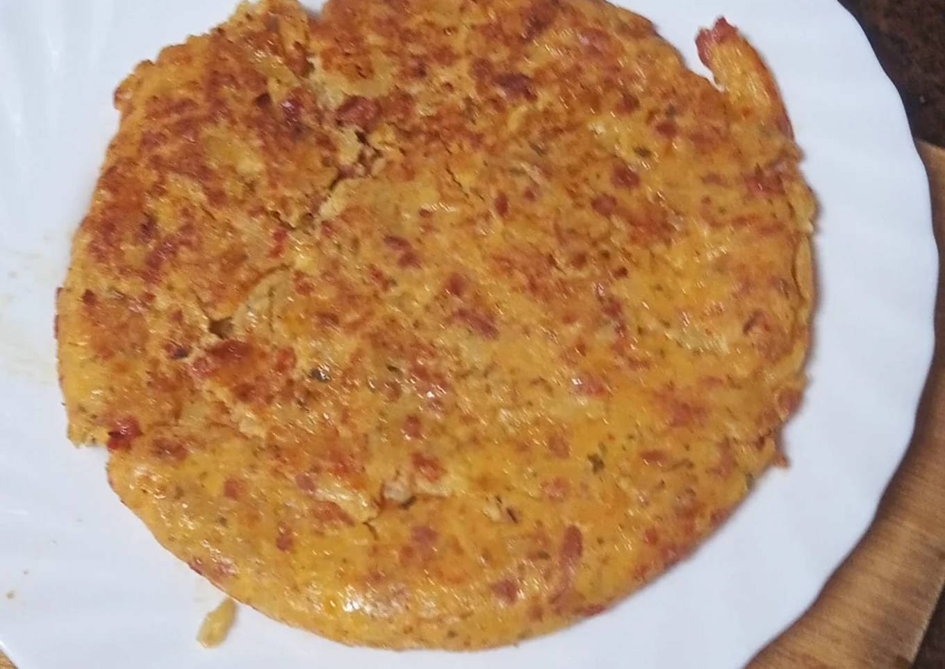 Tortilla de papas de freiduria con cebolla y chorizo