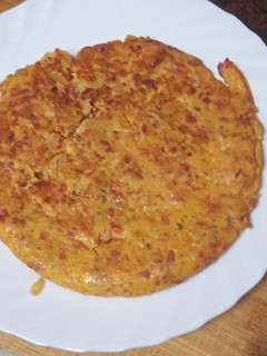 Una foto de Tortilla de papas de freiduria con cebolla y chorizo
