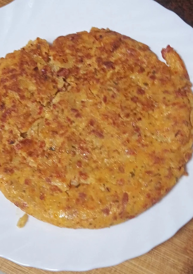 Una foto de Tortilla de papas de freiduria con cebolla y chorizo