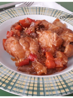 Una foto de Pollo con tomate y setas