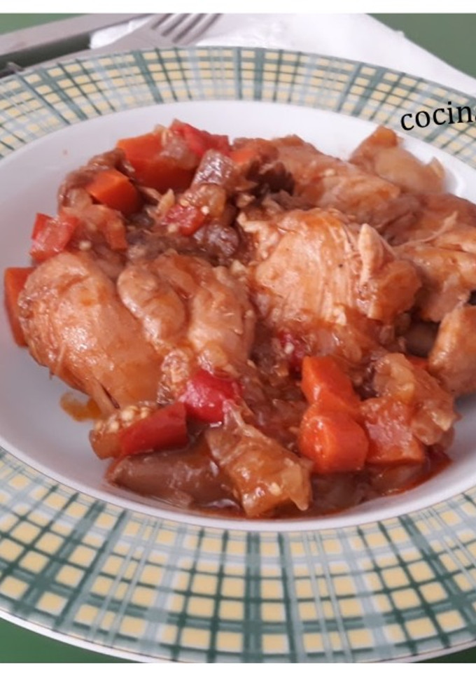 Una foto de Pollo con tomate y setas