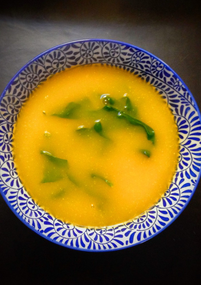 Una foto de Sopa de zanahoria y espinaca