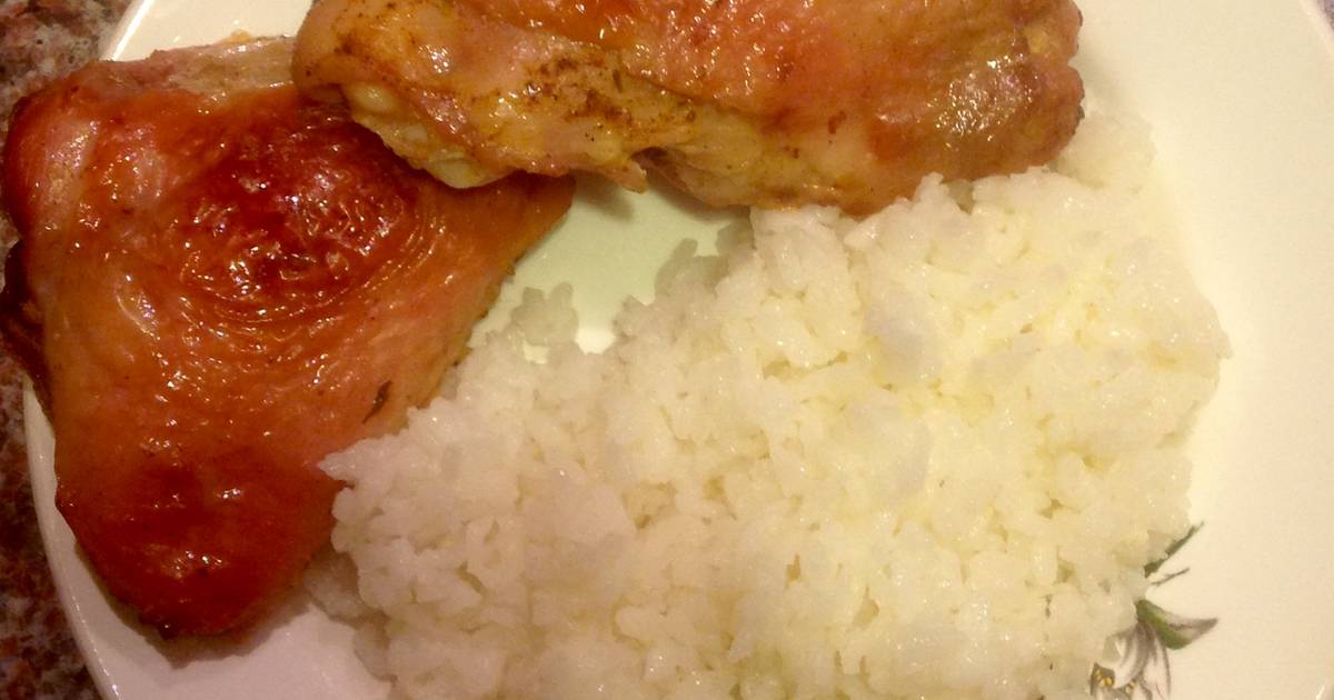 Вареная рис курам. Куриные бедра с рисом. Курочка с рисом. Куриные бёдрышки с рисом в духовке. Рис с курицей в духовке.