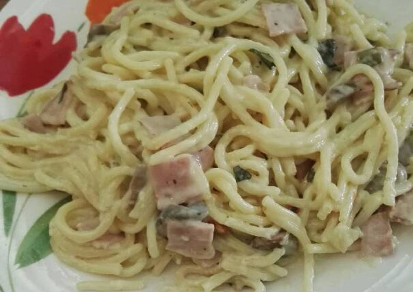 Spaguetti con jamon y hongos en salsa blanca