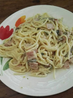 Una foto de Spaguetti con jamon y hongos en salsa blanca
