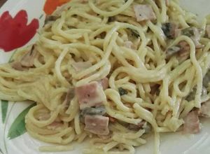 Una foto de Spaguetti con jamon y hongos en salsa blanca