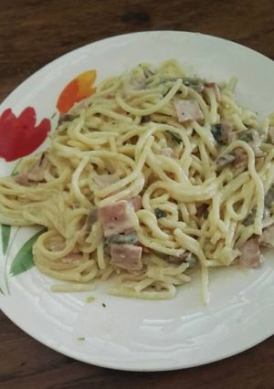 Una foto de Spaguetti con jamon y hongos en salsa blanca